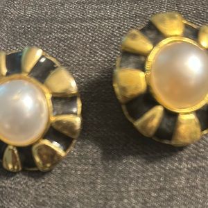 Pearl Black Gold clip on earrings